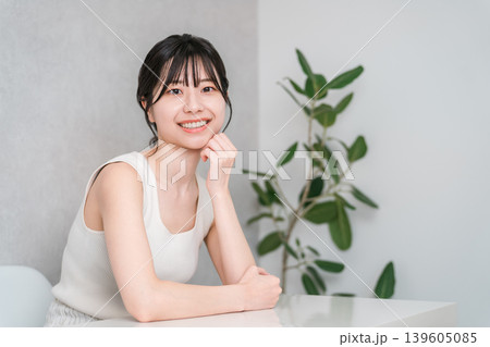 頬杖をつく美肌の笑顔のアジア人女性（美容・エステ・スキンケアイメージ） 139605085