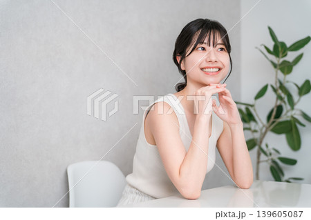 タンクトップ姿の美肌の若いアジア人女性(美容,ビューティ,メイク,スキンケア) タンクトップ姿の美肌の若いアジア人女性(美容,ビューティ,メイク,スキンケア) 139605087