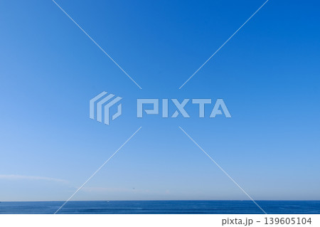 青のグラデーションが美しい穏やかな水平線の風景 139605104