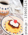 テーブルに並べられたスイーツであるプリンとコーヒー 139605124