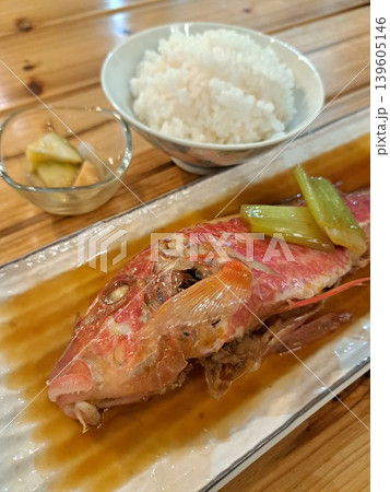 魚の煮付けとご飯 魚の煮付けとご飯 139605146