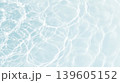 透明感のある青い水面に広がる波紋 139605152