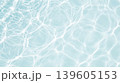 透明感のある青い水面に広がる波紋 139605153