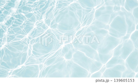 透明感のある青い水面に広がる波紋 透明感のある青い水面に広がる波紋 139605153