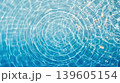 透明感のある青い水面に広がる波紋 139605154