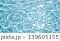透明感のある青い水面に広がる波紋 139605155