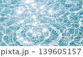 透明感のある青い水面に広がる波紋 139605157