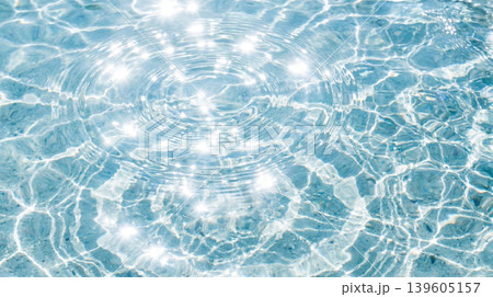 透明感のある青い水面に広がる波紋 透明感のある青い水面に広がる波紋 139605157