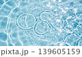透明感のある青い水面に広がる波紋 139605159
