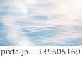 透明感のある水面と柔らかい光のボケ背景 139605160