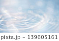 透明感のある水面と柔らかい光のボケ背景 139605161