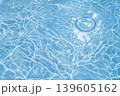 透明感のある青い水面に広がる波紋 139605162