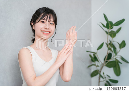 手の甲にハンドクリームを塗る日本人女性（スキンケア） 139605217