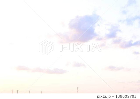 雲の多い夕暮れ 139605703
