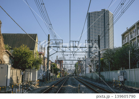 十条付近の埼京線の線路と住宅街の都市風景 十条付近の埼京線の線路と住宅街の都市風景 139605790