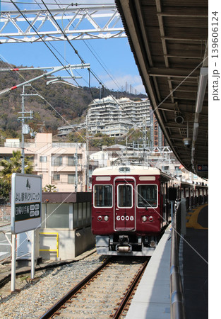 阪急電車箕面駅に停車する車両と箕面観光ホテル 139606124