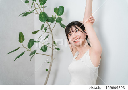 家でストレッチ・深呼吸するアジア人女性（脱毛・ヨガ） 139606208