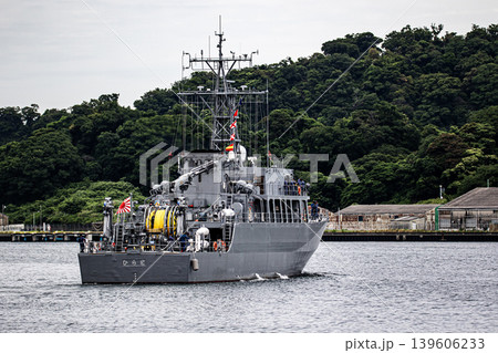 神奈川県横須賀市海上自衛隊基地周辺の海で機雷処理の掃海作業などを訓練航行する掃海艇ひらど 139606233