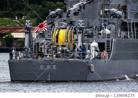 神奈川県横須賀市海上自衛隊基地周辺の海で機雷処理の掃海作業などを訓練航行する掃海艇ひらど 139606235