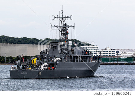 神奈川県横須賀市海上自衛隊基地周辺の海で機雷処理の掃海作業などを訓練航行する掃海艇ひらど 139606243