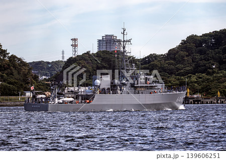 神奈川県横須賀市海上自衛隊基地周辺の海で機雷処理の掃海作業などを訓練航行する掃海艇ちちじま 神奈川県横須賀市海上自衛隊基地周辺の海で機雷処理の掃海作業などを訓練航行する掃海艇ちちじま 139606251