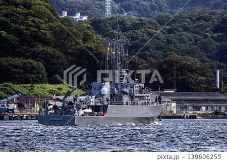 神奈川県横須賀市海上自衛隊基地周辺の海で機雷処理の掃海作業などを訓練航行する掃海艇ちちじま 139606255