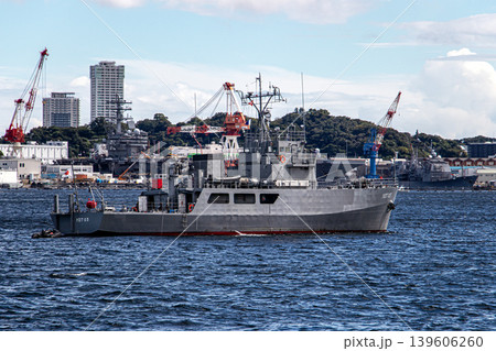 神奈川県横須賀市海上自衛隊基地周辺の海で機雷処理の掃海作業などを訓練航行する水中処分母船 139606260