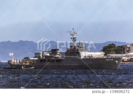 神奈川県横須賀市海上自衛隊基地周辺の海で機雷処理の掃海作業などを訓練航行する水中処分母船 139606272