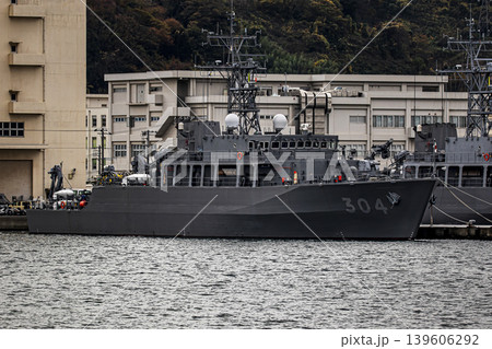 神奈川県横須賀市海上自衛隊基地に停泊する機雷処理の掃海作業などを担う掃海艦あわじ 神奈川県横須賀市海上自衛隊基地に停泊する機雷処理の掃海作業などを担う掃海艦あわじ 139606292
