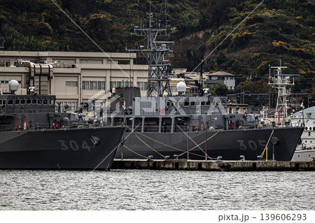 神奈川県横須賀市海上自衛隊基地に停泊する機雷処理の掃海作業などを担う掃海艦ひらどとあわじ 神奈川県横須賀市海上自衛隊基地に停泊する機雷処理の掃海作業などを担う掃海艦ひらどとあわじ 139606293