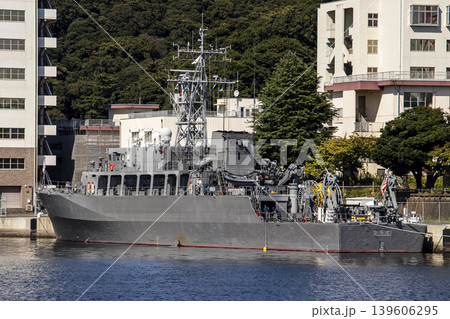 神奈川県横須賀市海上自衛隊基地に停泊する機雷処理の掃海作業などを担う掃海艦ひらど 神奈川県横須賀市海上自衛隊基地に停泊する機雷処理の掃海作業などを担う掃海艦ひらど 139606295