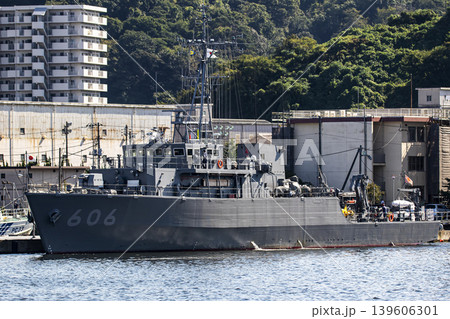 神奈川県横須賀市海上自衛隊基地に停泊する機雷処理の掃海作業などを担う掃海艇はつしま 神奈川県横須賀市海上自衛隊基地に停泊する機雷処理の掃海作業などを担う掃海艇はつしま 139606301