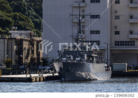 神奈川県横須賀市海上自衛隊基地に停泊する機雷処理の掃海作業などを担う掃海艇はつしま 139606302