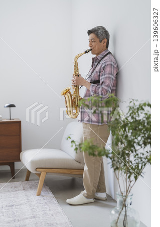 サックスを演奏する60代の男性 サックスを演奏する60代の男性 139606327