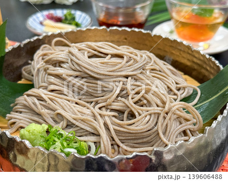 器に盛り付けた手打ち和蕎麦 器に盛り付けた手打ち和蕎麦 139606488