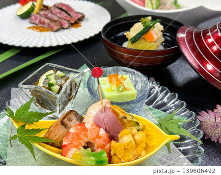 季節の前菜を彩り豊かに盛り付けた和食会席膳 139606492