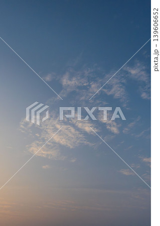 春霞の早朝の空と輝く雲02 139606652