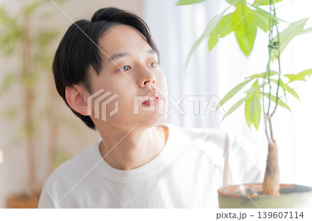 観葉植物を育てる若い男性 観葉植物を育てる若い男性 139607114