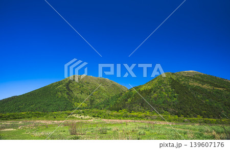 三瓶山西の原から望む新緑の山と青空 三瓶山西の原から望む新緑の山と青空 139607176
