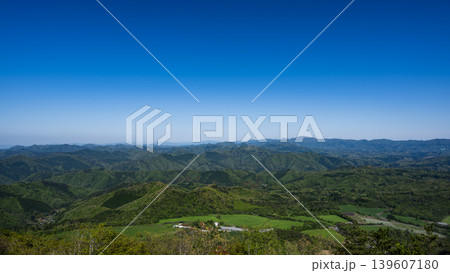 三瓶山東の原展望テラスから望む新緑の山並み 139607180