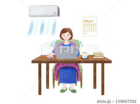 冷房の効いた部屋で寒さに耐えながら机でパソコンを開き仕事をする女性 139607392