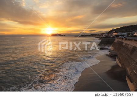 湘南七里ヶ浜 夕陽が沈む前の夕焼け空と江の島 湘南七里ヶ浜 夕陽が沈む前の夕焼け空と江の島 139607557