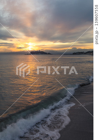 湘南七里ヶ浜 日没の空と江の島と波 湘南七里ヶ浜 日没の空と江の島と波 139607558
