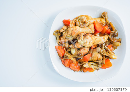 手羽元と人参の煮物 きのこ入りの和風煮込み料理 白背景 手羽元と人参の煮物 きのこ入りの和風煮込み料理 白背景 139607579