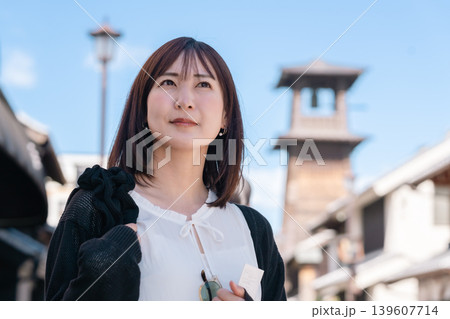 川越観光を楽しむ若い日本人女性 スマートフォンで地図を確認 旅行 散策 ライフスタイル 139607714