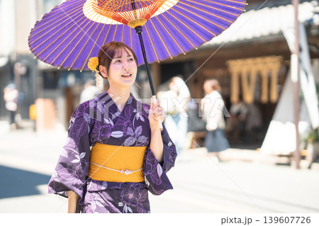 浴衣姿で和傘を差し小江戸川越を観光する女性 蔵造りの町並み 散策 夏 旅行 139607726