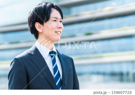 オフィス街で爽やかな笑顔を見せる若手ビジネスマン 139607728