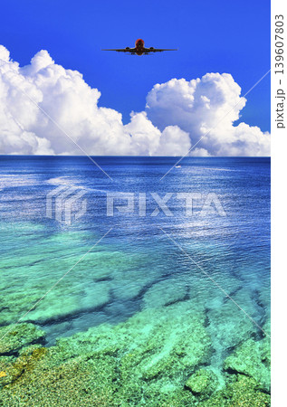 万座毛の美しいサンゴ礁の海と入道雲合成 万座毛の美しいサンゴ礁の海と入道雲合成 139607803