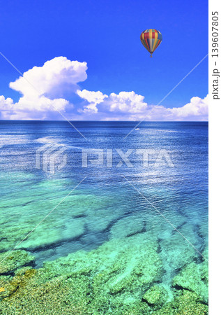 万座毛の美しいサンゴ礁の海と入道雲合成 139607805