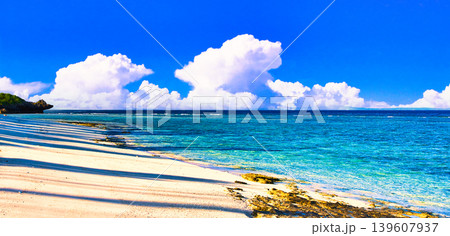 沖縄の美しいサンゴ礁の海と入道雲合成 139607937